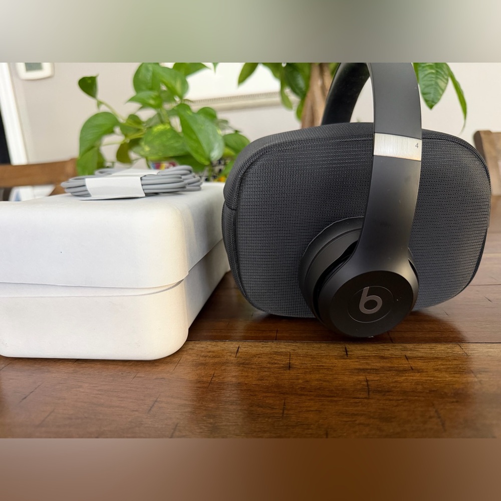 Beats Solo4 Wireless Headphones - Black - Picture 2 of 5